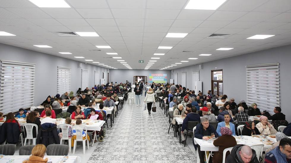 K&uuml;&ccedil;&uuml;k&ccedil;ekmece&rsquo;de İftar sofralarına ve etkinliklere 7&rsquo;den 70&rsquo;e b&uuml;y&uuml;k ilgi