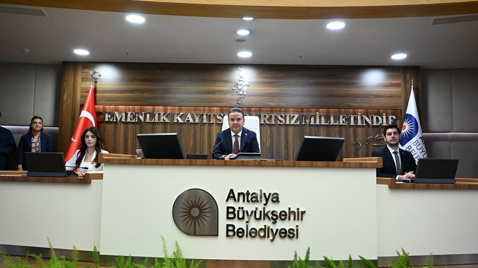 Muhittin B&ouml;cek: "6 yılda Antalya&rsquo;nın n&uuml;fusu 210.103 kişi artarken 501 bin yeni ara&ccedil; trafiğe girdi"