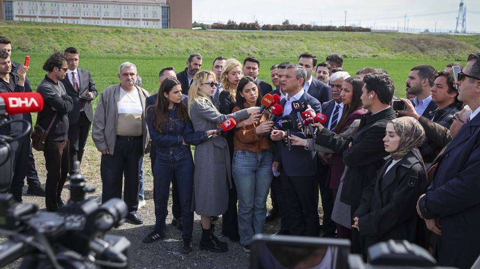 &Ouml;zel'den tutuklu gen&ccedil;ler i&ccedil;in konuştu: "Ters kelep&ccedil;eyi, k&ouml;t&uuml; muameleyi, a&ccedil;-susuz bırakmayı unutmam"