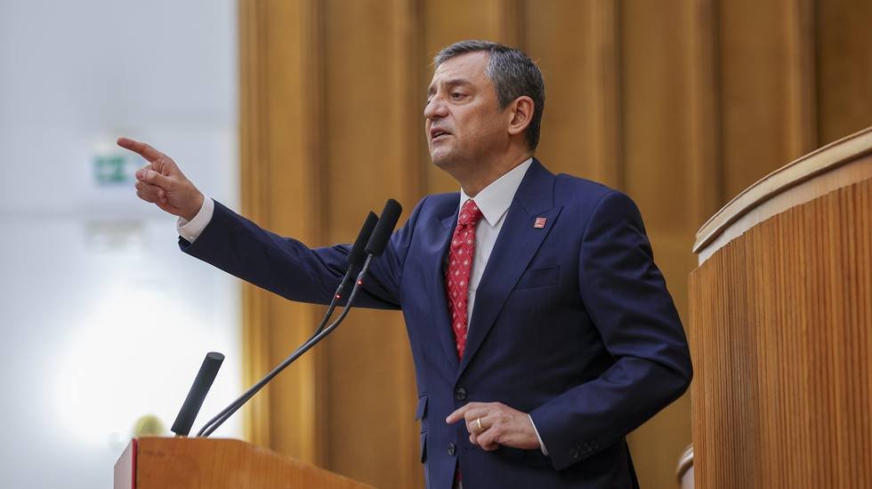 &Ouml;zg&uuml;r &Ouml;zel: &ldquo;Bir iktidar ne zaman sertleşir? İktidar kendini g&uuml;&ccedil;s&uuml;z hissederse sertleşir...