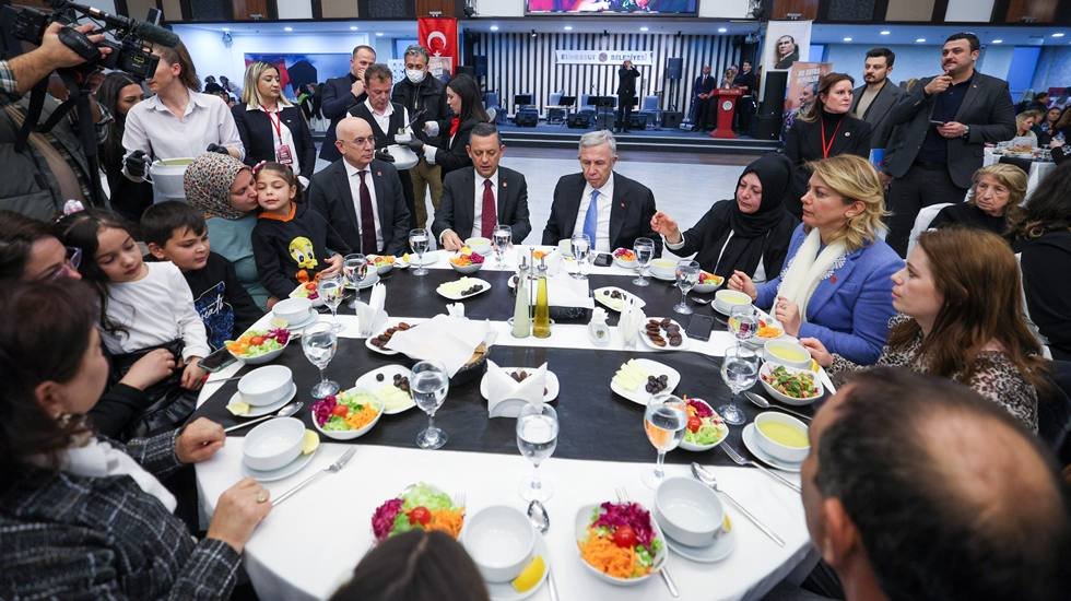 &Ouml;zg&uuml;r &ouml;zel, &ldquo;Bu Sofra Hepimizin&rdquo; temalı iftar programına katıldı