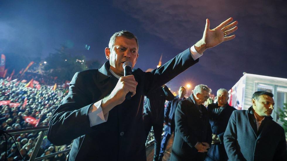 &Ouml;zg&uuml;r &Ouml;zel: Bundan sonra kimse CHP'den salonlarda siyaset beklemesin...