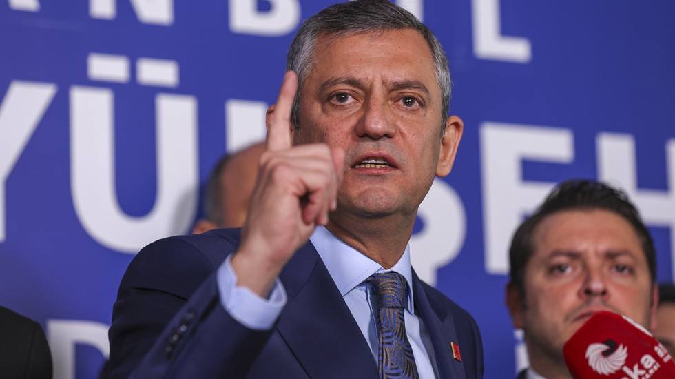 &Ouml;zg&uuml;r &Ouml;zel hesapları engelleyen X'i uyardı: 'Uygularsanız bu millet size ne yapar iyi d&uuml;ş&uuml;n&uuml;n!'