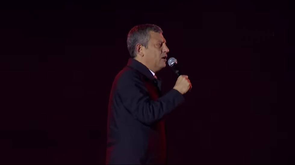 &Ouml;zg&uuml;r &Ouml;zel'den Sara&ccedil;hane&rsquo;de tarihi konuşma...