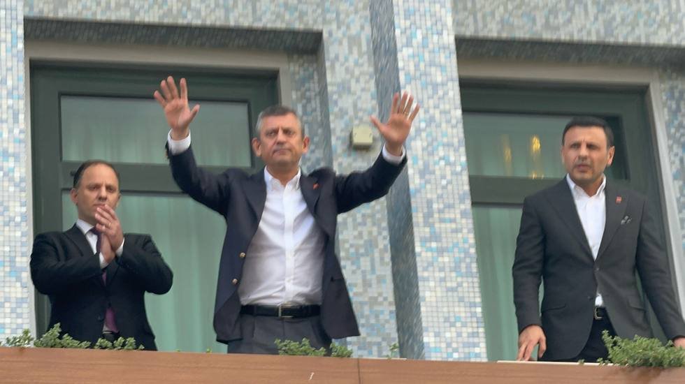 &Ouml;zg&uuml;r &Ouml;zel&rsquo;den &ldquo;Saat 20.30'da Sara&ccedil;hane de buluşalım&rdquo; &ccedil;ağrısı