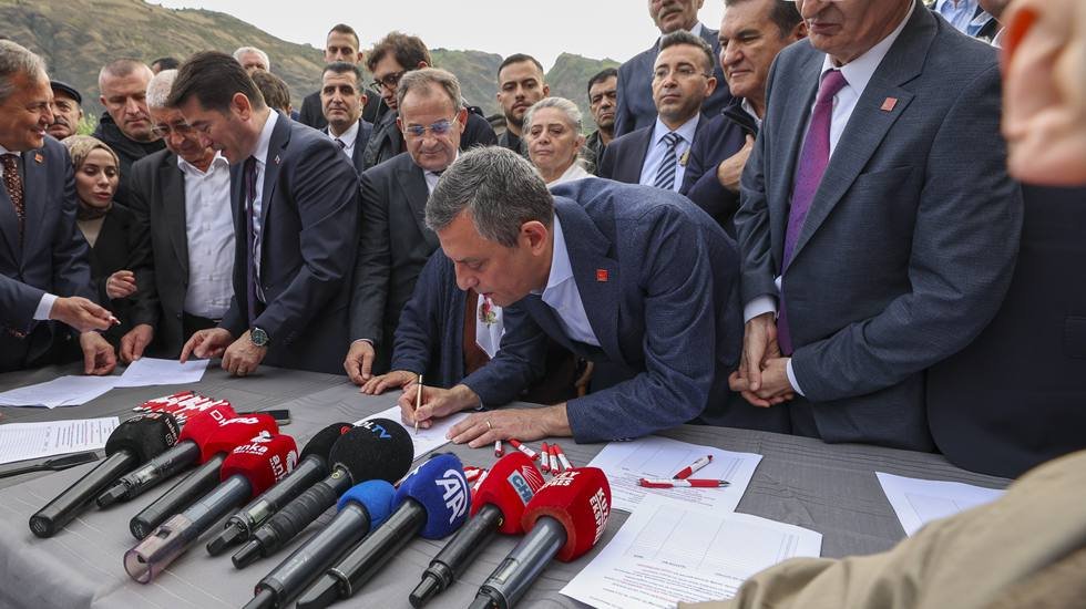 &Ouml;zg&uuml;r &Ouml;zel, imza kampanyasını Ekrem İmamoğlu'nun k&ouml;y&uuml;nden başlattı