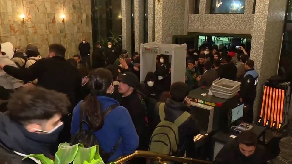 &Ouml;zg&uuml;r &Ouml;zel'in konuşması bitti, m&uuml;dahale başladı: Katılımcı yurttaşlar İBB Binasına sığındı