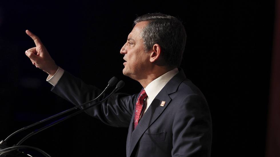 &Ouml;zg&uuml;r &Ouml;zel savcıya seslendi: "Ben sana ne lakap takayım? Desem desem odun derim sana..."