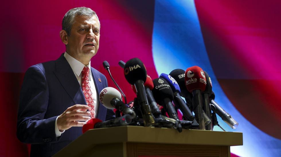 &Ouml;zg&uuml;r &Ouml;zel: S&ouml;z veriyorum bir santim eğilmeyeceğiz, bu millete diz &ccedil;&ouml;kt&uuml;rmeyeceğiz