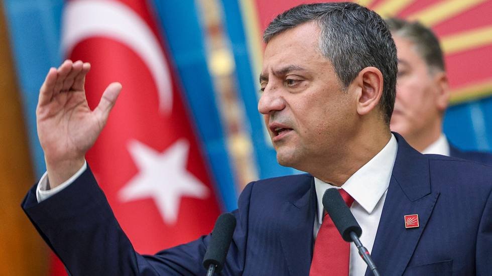 &Ouml;zg&uuml;r &Ouml;zel'e 'Seyyar Giyotin' cezası!