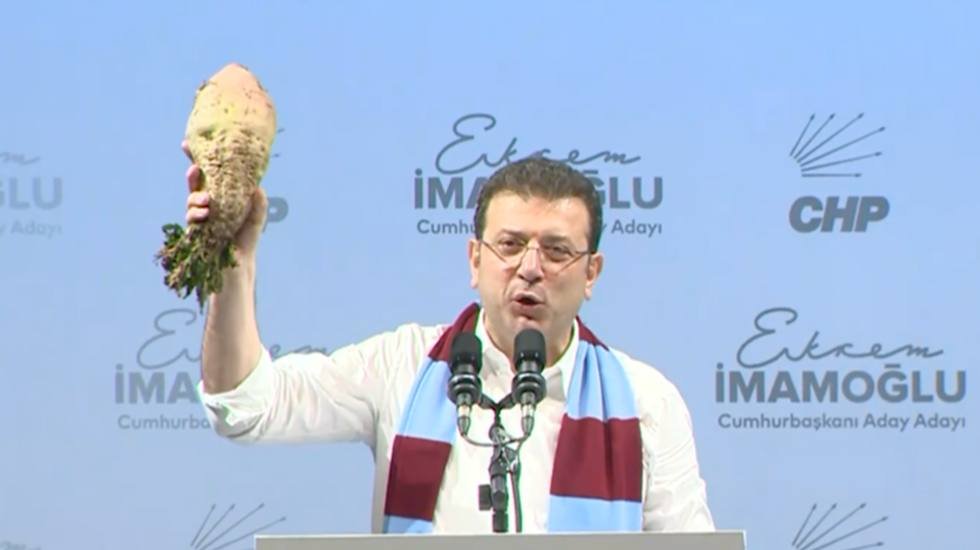 Salon engeli a&ccedil;ık hava mitingine d&ouml;n&uuml;şt&uuml;: İmamoğlu 'turpun b&uuml;y&uuml;ğ&uuml;n&uuml;' heybeden &ccedil;ıkardı