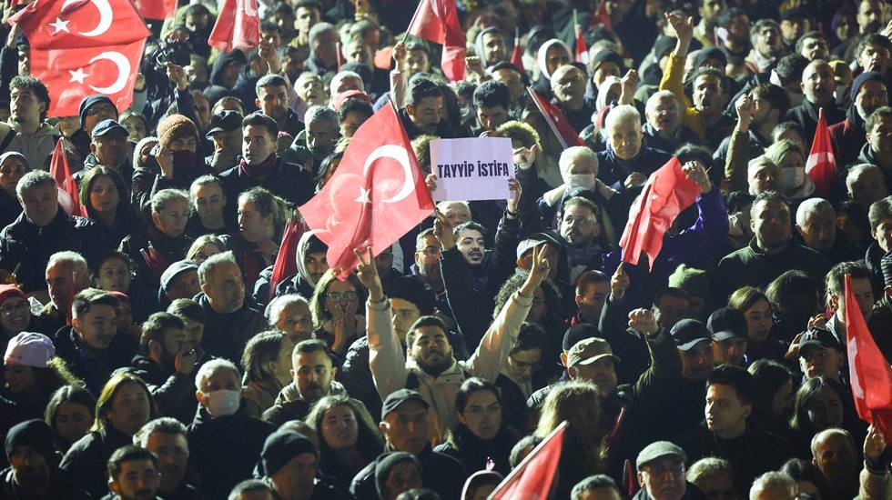 Sara&ccedil;hane buluşmasının 6. G&uuml;n&uuml;nde &Ouml;zg&uuml;r &Ouml;zel Boykot listesini a&ccedil;ıkladı