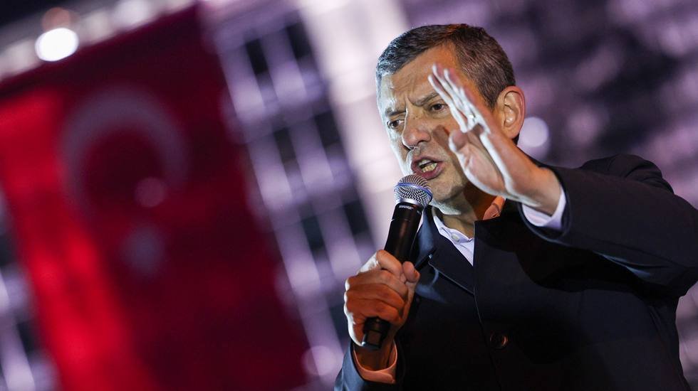 Sara&ccedil;hane&rsquo;deki son buluşmada &ouml;zg&uuml;r &Ouml;zel yeni adresi verdi&hellip;.