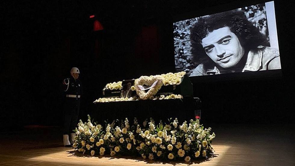 Sevenleri Edip Akbayram'ı alkışlarla uğurladı.