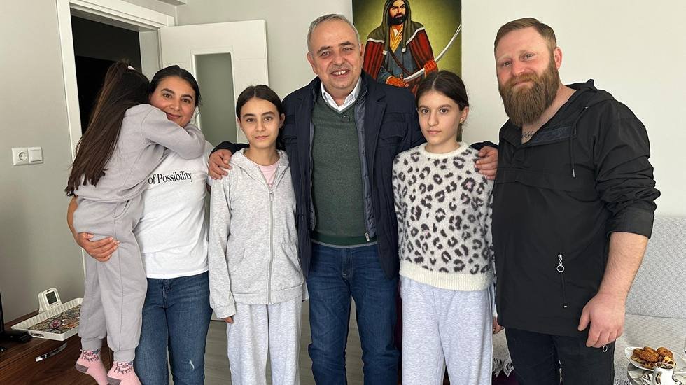 &Uuml;&ccedil; &ccedil;ocuklu babanın isyanı: "Kantinde bir tost 40 lira sadece su i&ccedil;se 10 lira"