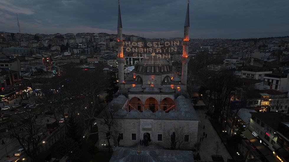 &Uuml;sk&uuml;dar &ccedil;ifte ezan geleneğini devam ediyor...