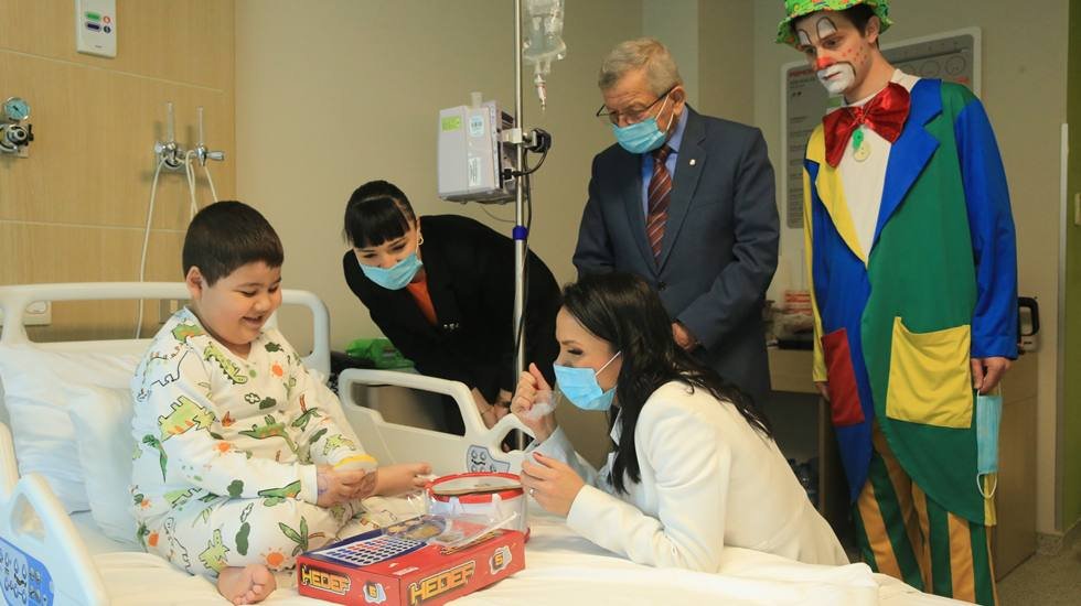 Sağlıklı &ccedil;ocuklar, sa&ccedil;larını kanser hastası &ccedil;ocuklara hediye etti...